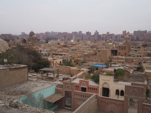 Ein muslimischer Friedhof, und auf den Gräbern wohnen die Ärmsten der Armen