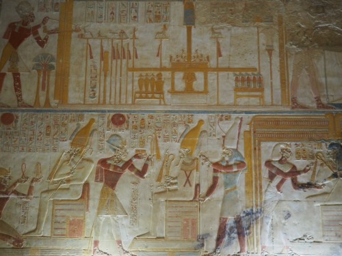 Hier in Abydos ist das alles in Vollfarbe, und kaum Menschen